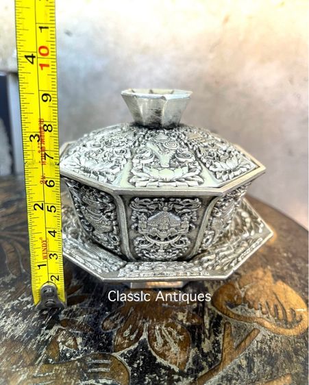 ถ้วยน้ำชา แปดเหลี่ยมกะไหล่เงิน ลายของมงคลแปดอย่างสะสม รูปที่ 18