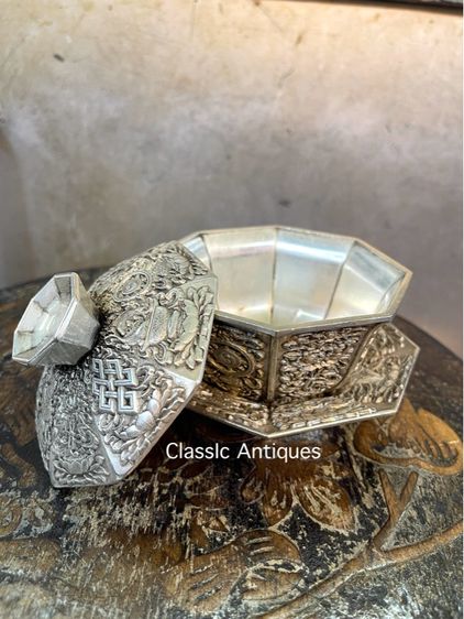 ถ้วยน้ำชา แปดเหลี่ยมกะไหล่เงิน ลายของมงคลแปดอย่างสะสม รูปที่ 11