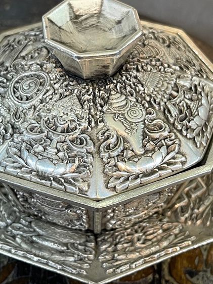 ถ้วยน้ำชา แปดเหลี่ยมกะไหล่เงิน ลายของมงคลแปดอย่างสะสม รูปที่ 8