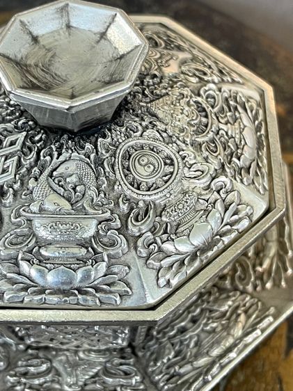 ถ้วยน้ำชา แปดเหลี่ยมกะไหล่เงิน ลายของมงคลแปดอย่างสะสม รูปที่ 9