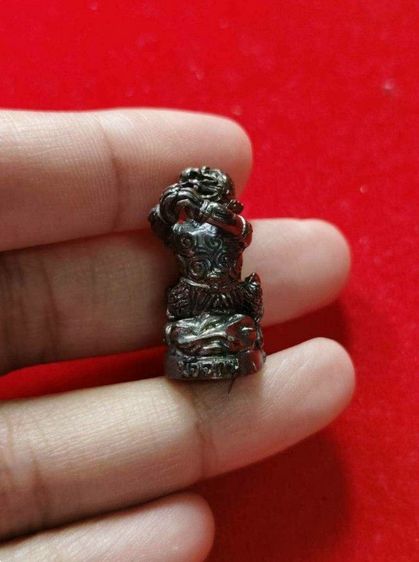 รูปเหมือนมัจฉานุเนื้อสำริดรมดำ ก้นนะใต้ฐาน ฝังตะกรุดอุดผงพร้อมเส้นเกษา ล.ป.หงษ์ วัดเพชรบุรี จ.สุรินทร์ ปี2553รุ่นเพิ่มทรัพย์ เพิ่มสุข กล่องเดิมพร้อมคาถา รูปที่ 4