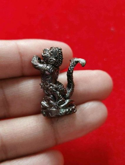 รูปเหมือนมัจฉานุเนื้อสำริดรมดำ ก้นนะใต้ฐาน ฝังตะกรุดอุดผงพร้อมเส้นเกษา ล.ป.หงษ์ วัดเพชรบุรี จ.สุรินทร์ ปี2553รุ่นเพิ่มทรัพย์ เพิ่มสุข กล่องเดิมพร้อมคาถา รูปที่ 2