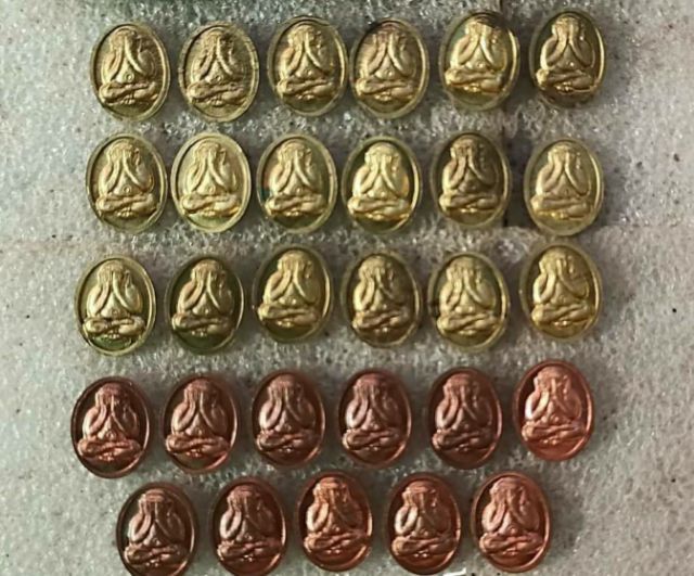 เหรียญเม็ดแตงหลังพระปิดตาเนื้อทองทิพย์ และเนื้อทองแดง ล.ป.หงษ์ วัดเพชรบุรี จ.สุรินทร์ รุ่นเพชรสุวรรณ ปี2555  ชุดละ10เหรียญ550พร้อมส่ง รูปที่ 3