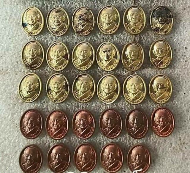 เหรียญเม็ดแตงหลังพระปิดตาเนื้อทองทิพย์ และเนื้อทองแดง ล.ป.หงษ์ วัดเพชรบุรี จ.สุรินทร์ รุ่นเพชรสุวรรณ ปี2555  ชุดละ10เหรียญ550พร้อมส่ง รูปที่ 2