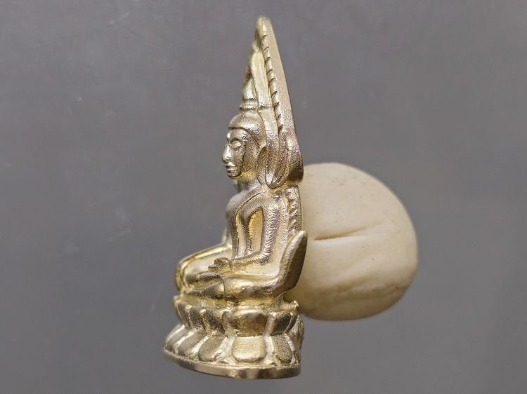 พระพุทธชินราช ลอยองค์ เนื้อเงิน พิมพ์เล็ก กรมตำรวจรุ่นแรก รุ่น “ประวัติศาสตร์” พ.ศ.2562 พร้อมกล่องเดิม รูปที่ 5