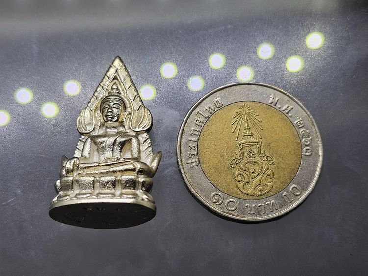 พระพุทธชินราช ลอยองค์ เนื้อเงิน พิมพ์เล็ก กรมตำรวจรุ่นแรก รุ่น “ประวัติศาสตร์” พ.ศ.2562 พร้อมกล่องเดิม รูปที่ 8
