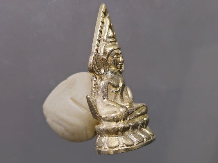 พระพุทธชินราช ลอยองค์ เนื้อเงิน พิมพ์เล็ก กรมตำรวจรุ่นแรก รุ่น “ประวัติศาสตร์” พ.ศ.2562 พร้อมกล่องเดิม รูปที่ 6