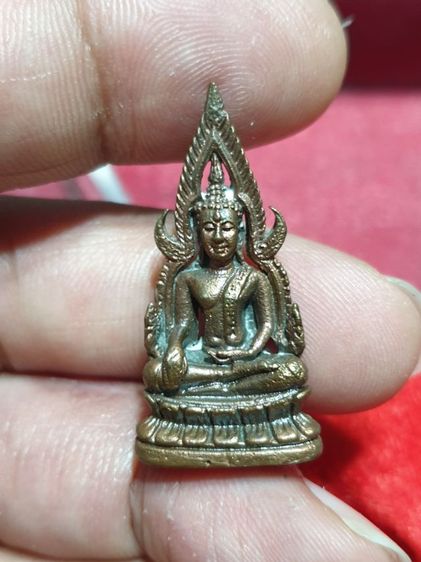 พระพุทธชินราช หล่อโบราณเหวี่ยงมือ รุ่นมงคลโภคทรัพย์ วัดพระศรี รัตนมหาธาตุ ปี 40 พิธีใหญ่ เนื้อนวโลหะ สภาพสวยแชมป์ หายากแล้ว รูปที่ 2