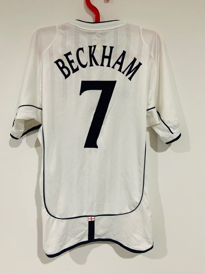 ผู้ชาย ขาว เสื้อเจอร์ซีย์ อบอลทีมชาติอังกฤษ UMBRO เบอร์ 7 BECKHAM แท้ 💯 size M ขนาด อก 21.5 ยาว 28 นิ้ว สภาพดีมาก ดีเทลสวย เนื้อผ้านิ่มมาก หายากน่าสะสมครับ