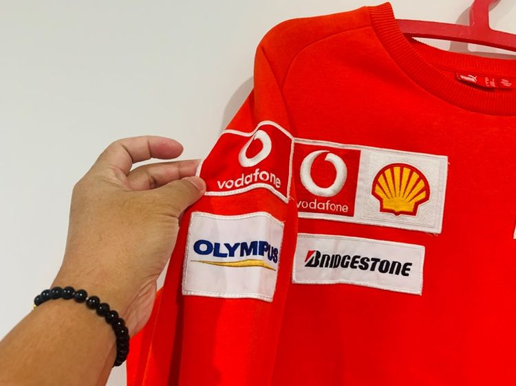 เสื้อกันหนาว FERRARI by PUMA แท้ 💯 size S วัดจริงขนาด อก 22.5 ยาว 26.5 นิ้ว สภาพใหม่มาก ลายปักสวยทรงสวย ดีเทลดี ผ้านิ่มมากหายากน่าสะสมครับ รูปที่ 5