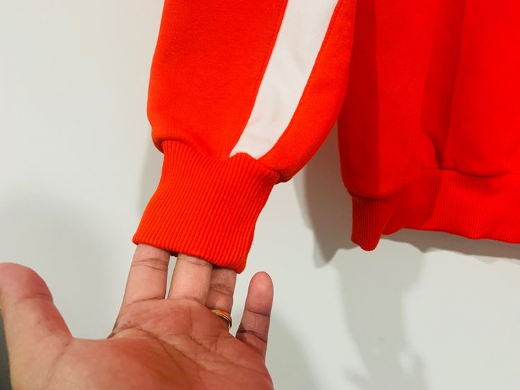 เสื้อกันหนาว FERRARI by PUMA แท้ 💯 size S วัดจริงขนาด อก 22.5 ยาว 26.5 นิ้ว สภาพใหม่มาก ลายปักสวยทรงสวย ดีเทลดี ผ้านิ่มมากหายากน่าสะสมครับ รูปที่ 8