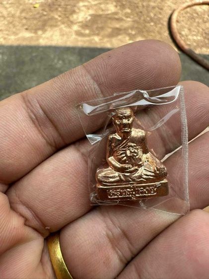 รูปเหมือนปั้มปางสดุ้งกลับ รุ่น1ปี2553 ล.ป.หงษ์ วัดเพชรบุรี สุรินทร์ เนื้อทองเแดงเถื่อน และเนื้อตะกั่วอวน ตอกโค๊ตมีหมายเลข ใต้ฐานมียันต์จารทุกองค์ จำนวนสร้างเนื้อละ1999องค์ สวยกล่องเดิมๆ