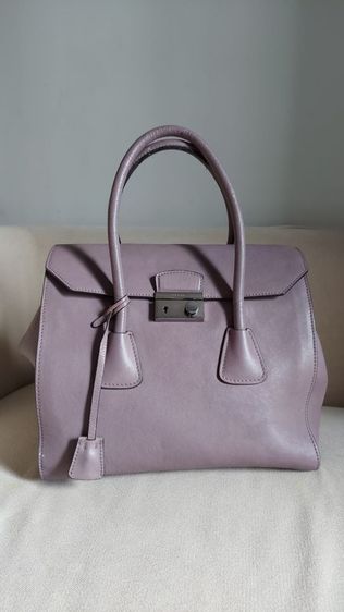 กระเป๋า Prada ทรงทำงานสวยมาก