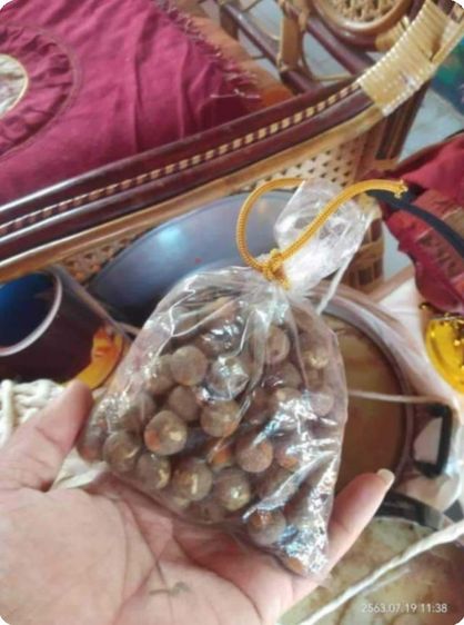 ลูกอมเนื้อชานหมากเส้นเกษาผสมผงพุทธคุณ108ชนิดติดจีวร ยันต์จารหมึกทอง คำว่า"เฮง"ตอกโต๊ตทุกลูก ล.ป.เฮง วัดพัฒนาธรรมาราม จ.สุรินทร์ ปี2563สิริอายุ97ปี รูปที่ 4