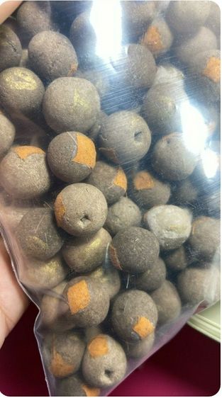 ลูกอมเนื้อชานหมากเส้นเกษาผสมผงพุทธคุณ108ชนิดติดจีวร ยันต์จารหมึกทอง คำว่า"เฮง"ตอกโต๊ตทุกลูก ล.ป.เฮง วัดพัฒนาธรรมาราม จ.สุรินทร์ ปี2563สิริอายุ97ปี รูปที่ 7