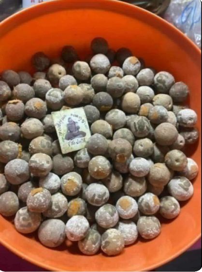 ลูกอมเนื้อชานหมากเส้นเกษาผสมผงพุทธคุณ108ชนิดติดจีวร ยันต์จารหมึกทอง คำว่า"เฮง"ตอกโต๊ตทุกลูก ล.ป.เฮง วัดพัฒนาธรรมาราม จ.สุรินทร์ ปี2563สิริอายุ97ปี รูปที่ 2