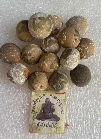 ลูกอมเนื้อชานหมากเส้นเกษาผสมผงพุทธคุณ108ชนิดติดจีวร ยันต์จารหมึกทอง คำว่า"เฮง"ตอกโต๊ตทุกลูก ล.ป.เฮง วัดพัฒนาธรรมาราม จ.สุรินทร์ ปี2563สิริอายุ97ปี