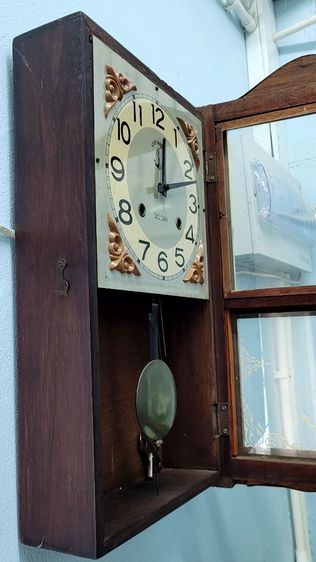 นาฬิกาแขวนผนังระบบไขลาน ยี่ห้อตราสมอ ลูกตุ้มสั้น ตัวเรือนไม้ เดินและระบบตีทำงานปกติ ลายน้ำสวย แขวนโชว์ในบ้าน เป็นเครื่องประดับบ้านได้อย่างดี รูปที่ 4