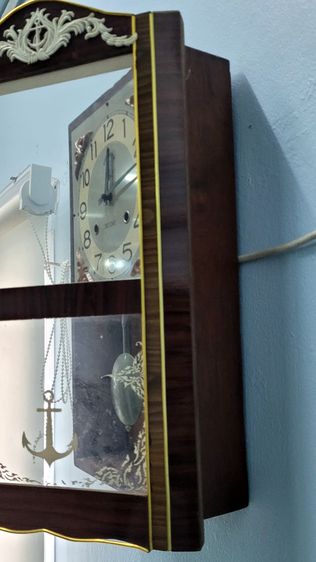 นาฬิกาแขวนผนังระบบไขลาน ยี่ห้อตราสมอ ลูกตุ้มสั้น ตัวเรือนไม้ เดินและระบบตีทำงานปกติ ลายน้ำสวย แขวนโชว์ในบ้าน เป็นเครื่องประดับบ้านได้อย่างดี รูปที่ 5