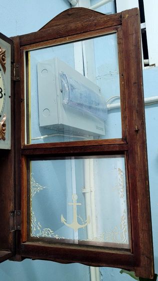 นาฬิกาแขวนผนังระบบไขลาน ยี่ห้อตราสมอ ลูกตุ้มสั้น ตัวเรือนไม้ เดินและระบบตีทำงานปกติ ลายน้ำสวย แขวนโชว์ในบ้าน เป็นเครื่องประดับบ้านได้อย่างดี รูปที่ 3