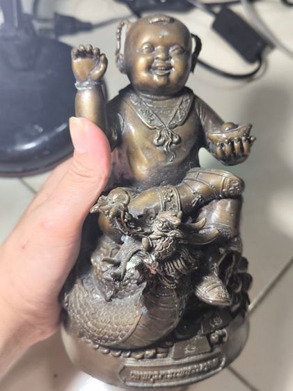 กุมารเพชรมงคล (หงเหว่ย)
หลวงปู่หงษ์ สุสานทุ่งมน จ.สุรินทร์