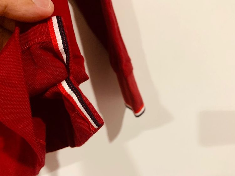 เสื้อโปโลแขนยาว Moncler แท้ 💯 size 1 วัดจริงขนาด อก 20 ยาว 27 นิ้ว สภาพใหม่มาก สีแดง ผ้านิ่มมาก ตัดเย็บดีมาก ดีเทลสวย หายากคับ รูปที่ 8