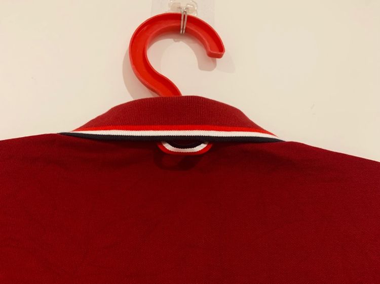 เสื้อโปโลแขนยาว Moncler แท้ 💯 size 1 วัดจริงขนาด อก 20 ยาว 27 นิ้ว สภาพใหม่มาก สีแดง ผ้านิ่มมาก ตัดเย็บดีมาก ดีเทลสวย หายากคับ รูปที่ 13