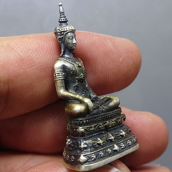 พระกริ่งพุทธมหาบารมีนุภาพพิสุทธิ์ อนุตตรสังคามวิชัย เนื้อเงินรมดำ ผลงานศิลปินแห่งชาติ อ.จักรพันธุ์ โปรษยกฤต ปี2553 พร้อมกล่องเดิม หายาก รูปที่ 5