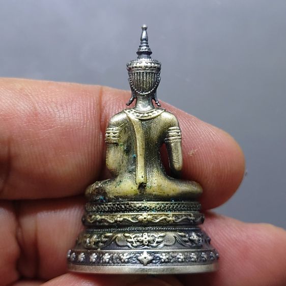 พระกริ่งพุทธมหาบารมีนุภาพพิสุทธิ์ อนุตตรสังคามวิชัย เนื้อเงินรมดำ ผลงานศิลปินแห่งชาติ อ.จักรพันธุ์ โปรษยกฤต ปี2553 พร้อมกล่องเดิม หายาก รูปที่ 4