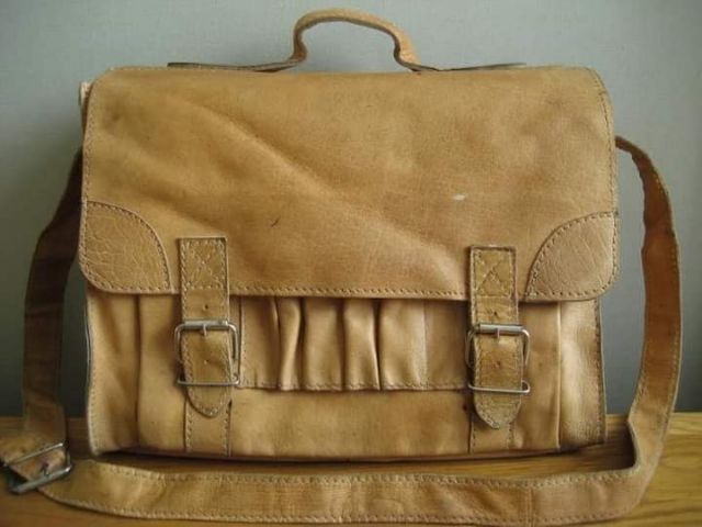 ขายกระเป๋าสะพายข้างใบใหญ่ หนังสีน้ำตาลธรมชาติ อ่อนๆ