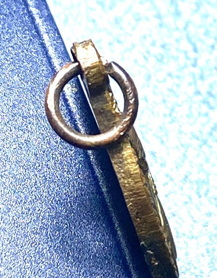 เหรียญนั่งชันเข่า หรือ นั่งหนาว หลวงพ่อเกษม เขมโก รุ่นพิเศษ เนื้อนวะโลหะ  สร้างแค่ 509 เหรีญ  ปี 2517   P403 รูปที่ 9