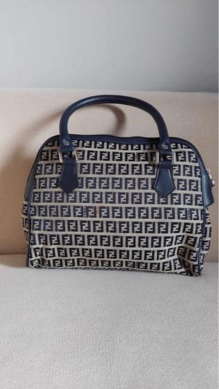 กระเป๋าถือผ้า Fendi