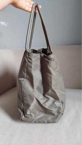 กระเป๋า Prada nylon แท้สีเขียวขี้ม้า รูปที่ 3