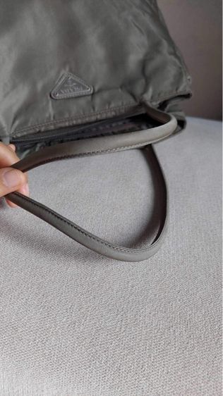 กระเป๋า Prada nylon แท้สีเขียวขี้ม้า รูปที่ 6