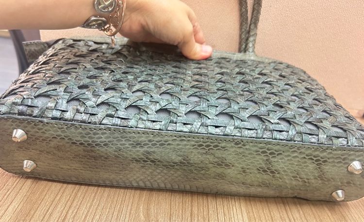 กระเป๋าถือ หนังงูแท้สาน ป้ายห้อย รูปที่ 5