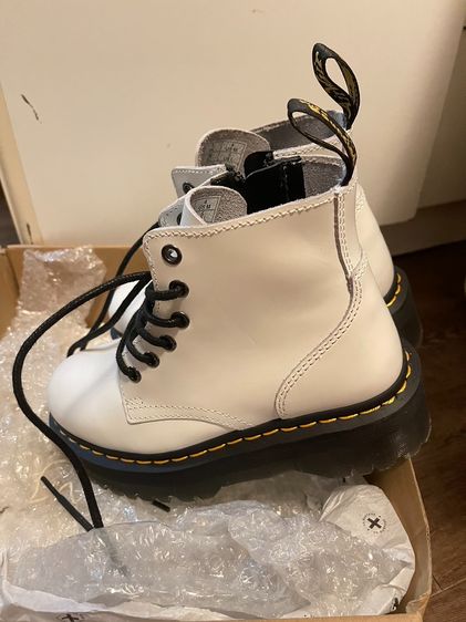รองเท้าบูท dr martens airwair with bouncing soles white รูปที่ 4