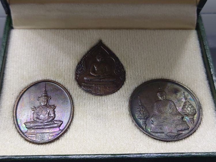 เหรียญพระแก้วมรกต ภปร รุ่นแรก ชุด 3 ฤดู เนื้อทองแดงรมดำ ฉลองกรุงรัตนโกสินทร์ 200 ปี พ.ศ.2525 พร้อมกล่อง รูปที่ 2