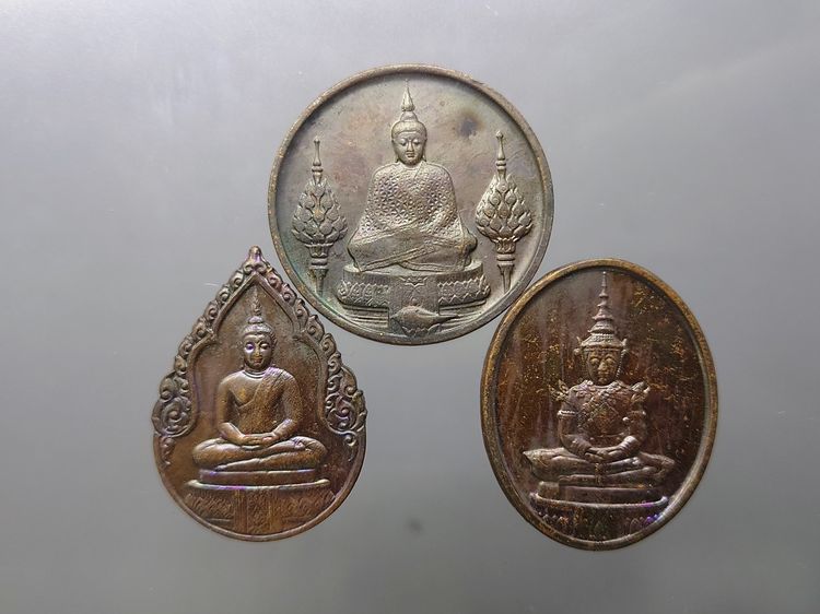 เหรียญพระแก้วมรกต ภปร รุ่นแรก ชุด 3 ฤดู เนื้อทองแดงรมดำ ฉลองกรุงรัตนโกสินทร์ 200 ปี พ.ศ.2525 พร้อมกล่อง รูปที่ 3