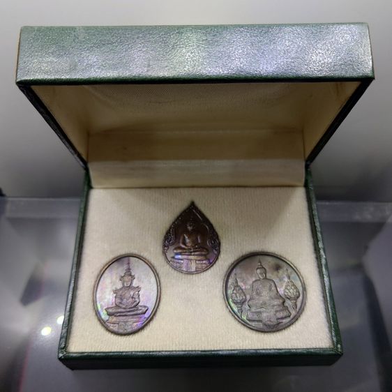 เหรียญพระแก้วมรกต ภปร รุ่นแรก ชุด 3 ฤดู เนื้อทองแดงรมดำ ฉลองกรุงรัตนโกสินทร์ 200 ปี พ.ศ.2525 พร้อมกล่อง
