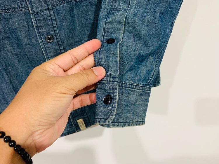 เสื้อเชิ้ตยีนส์ POLO RALPH LAREN แท้ 💯 size M อก 21.5 ยาว 28.5 สภาพใหม่มาก ผ้ายีนส์เข้ม ดีเทลดี ทรงสวย เนื้อผ้าดีมาก หายากน่าสะสมครับ รูปที่ 4