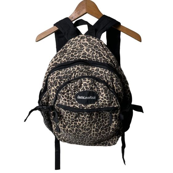 หญิง อื่นๆ อื่นๆ อื่นๆ กระเป๋าเป้ Gastn Love Rock ลายเสื้อแท้ 💯 size ขนาด กว้าง 13.5 สูง 17 นิ้ว สภาพดีมาก ลายสวย ลายละเอียดดี หายากน่าสะสมครับ