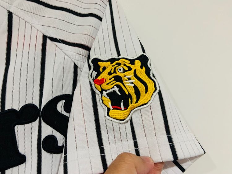เสื้อเบสบอล Tiger งานปักหน้าหลัง แท้ 💯 size S วัดจริง ขนาด อก 20 ยาว 26.5 สภาพใหม่มาก ทรงสวย สกีนจม ผ้าบางนิ่มดีมากครับ หายากน่าสะสมครับ รูปที่ 4