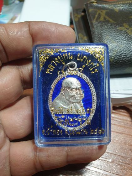 เหรียญปู่หิน ปภงกโร อายุ 133 ปี วัดโพธาราม ขอนแก่น ปี 40 เนื้อเงิน ลงยาน้ำเงิน สวยแชมป์โลกไม่ผ่านการใช้ รูปที่ 7