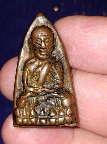 พระหลวงปู่ทวด หลังเตารีด พิมพ์ใหญ่ เนื้อนวะ ปี 2505 พิมพ์คม ตำหนิครบ ถูกพิมพ์ พระล่ำใหญ่ หนา มีคราบขี้เบ้า ผิวไฟเดิมๆ กลับดำ ตะไบสวย หลังมีจ รูปที่ 3