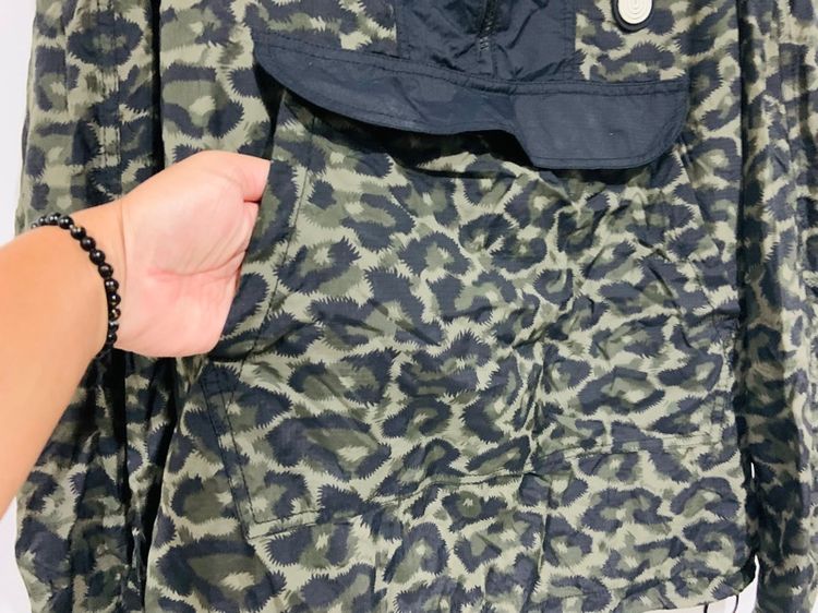เสื้อแจ็คเก็ตผ้าร่ม COACH มีหมวกคลุม แท้ 💯 size M อก 22.5 ยาว 27 นิ้ว สภาพใหม่มาก ทรงสวย ลายสวย ดีเทลกระเป๋าดี เนื้อผ้าดีหายากน่าสะสมครับ รูปที่ 5
