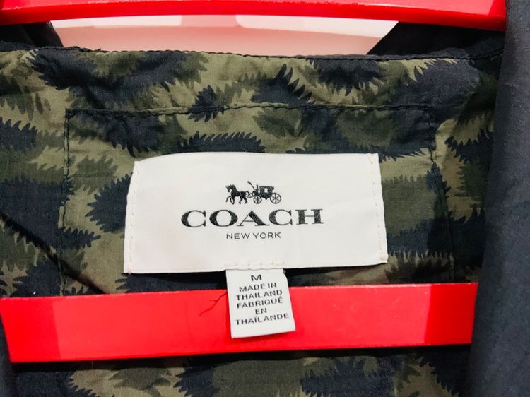 เสื้อแจ็คเก็ตผ้าร่ม COACH มีหมวกคลุม แท้ 💯 size M อก 22.5 ยาว 27 นิ้ว สภาพใหม่มาก ทรงสวย ลายสวย ดีเทลกระเป๋าดี เนื้อผ้าดีหายากน่าสะสมครับ รูปที่ 3