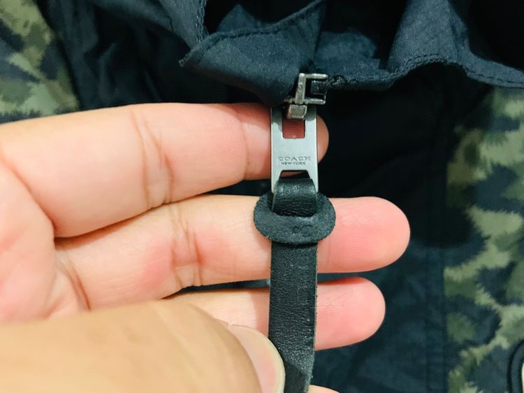 เสื้อแจ็คเก็ตผ้าร่ม COACH มีหมวกคลุม แท้ 💯 size M อก 22.5 ยาว 27 นิ้ว สภาพใหม่มาก ทรงสวย ลายสวย ดีเทลกระเป๋าดี เนื้อผ้าดีหายากน่าสะสมครับ รูปที่ 4