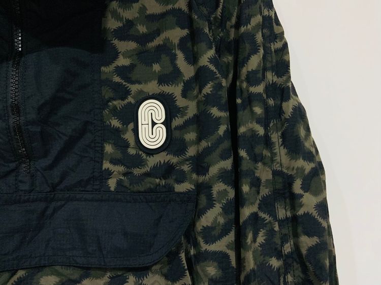 เสื้อแจ็คเก็ตผ้าร่ม COACH มีหมวกคลุม แท้ 💯 size M อก 22.5 ยาว 27 นิ้ว สภาพใหม่มาก ทรงสวย ลายสวย ดีเทลกระเป๋าดี เนื้อผ้าดีหายากน่าสะสมครับ รูปที่ 2