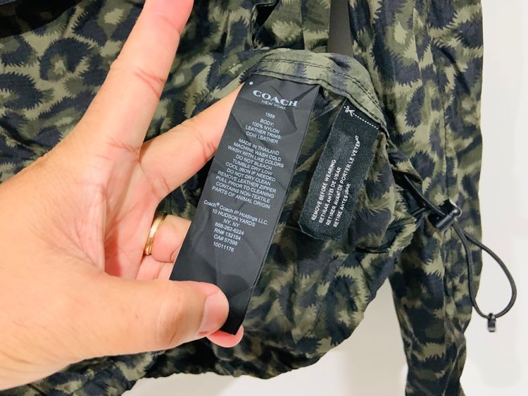 เสื้อแจ็คเก็ตผ้าร่ม COACH มีหมวกคลุม แท้ 💯 size M อก 22.5 ยาว 27 นิ้ว สภาพใหม่มาก ทรงสวย ลายสวย ดีเทลกระเป๋าดี เนื้อผ้าดีหายากน่าสะสมครับ รูปที่ 8