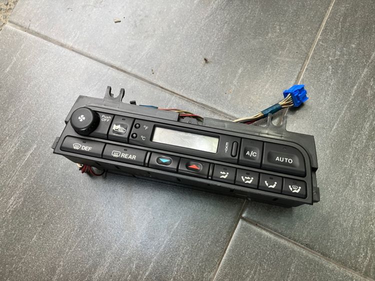 แผงจอควบคุมแอร์ Jaguar Daimler X300 XJ6 Sovereign ของแท้ มือสอง สภาพดี น๊อตล้อ ของใหม่ รูปที่ 8